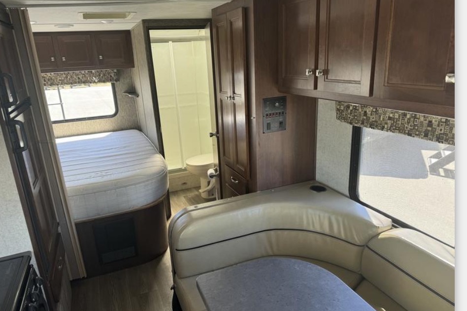 Forest River 2300 Sunseeker Class C