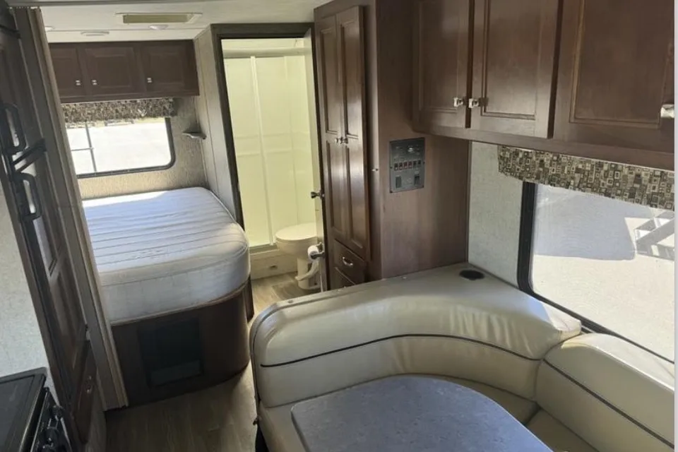 Forest River 2300 Sunseeker Class C
