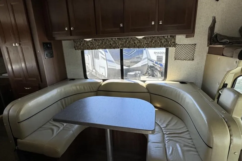 Forest River 2300 Sunseeker Class C