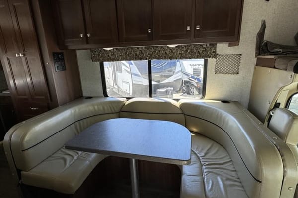 Forest River 2300 Sunseeker Class C