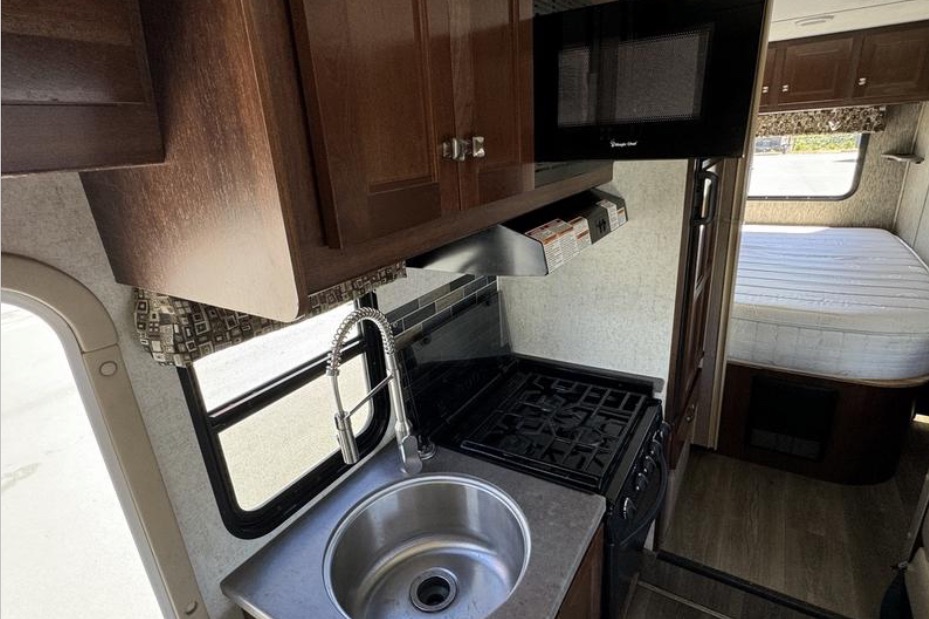 Forest River 2300 Sunseeker Class C