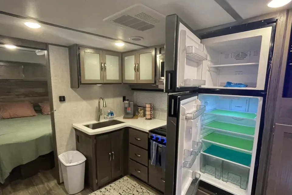 King Bed! Sleeps 8! Delivery & Setup! Luxury Setup!
