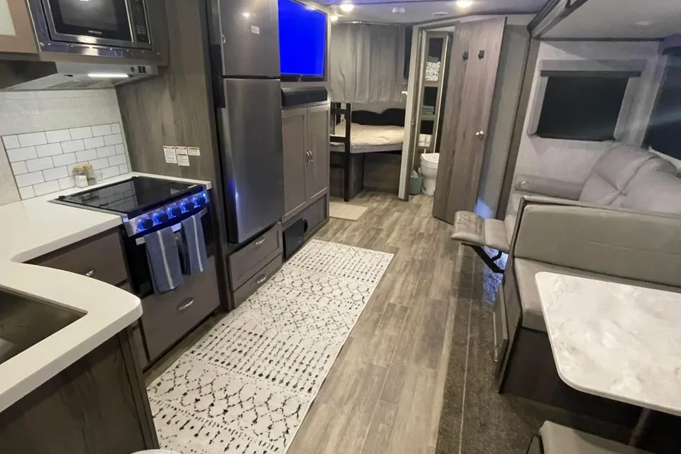 King Bed! Sleeps 8! Delivery & Setup! Luxury Setup!