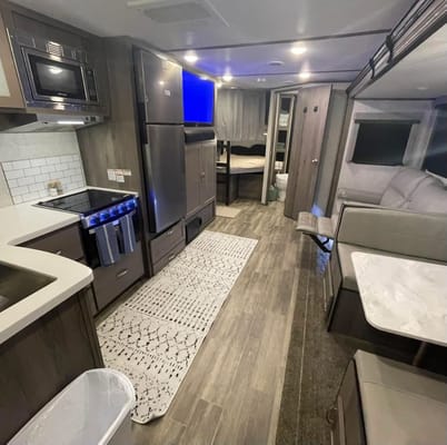 King Bed! Sleeps 8! Delivery & Setup! Luxury Setup!