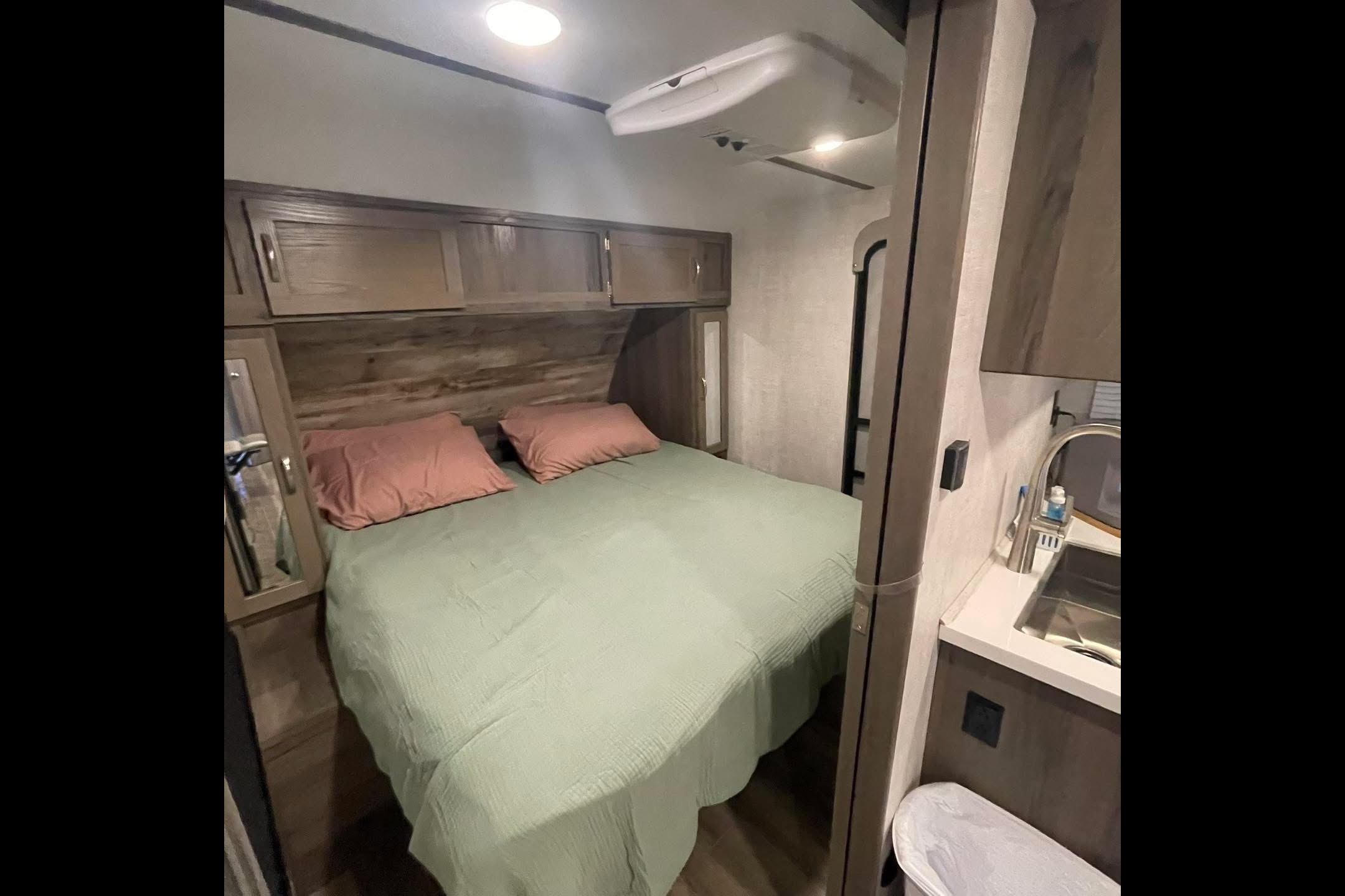King Bed! Sleeps 8! Delivery & Setup! Luxury Setup!