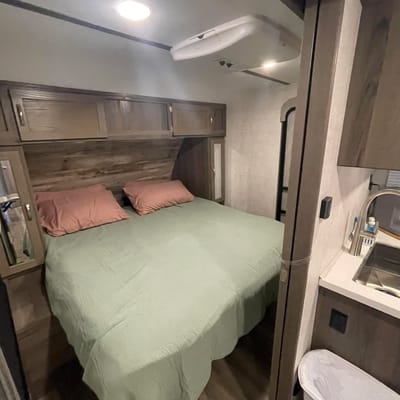 King Bed! Sleeps 8! Delivery & Setup! Luxury Setup!