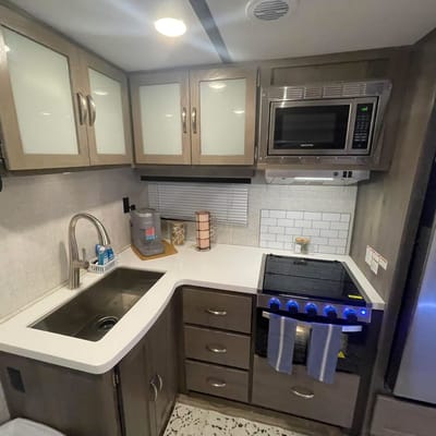 King Bed! Sleeps 8! Delivery & Setup! Luxury Setup!
