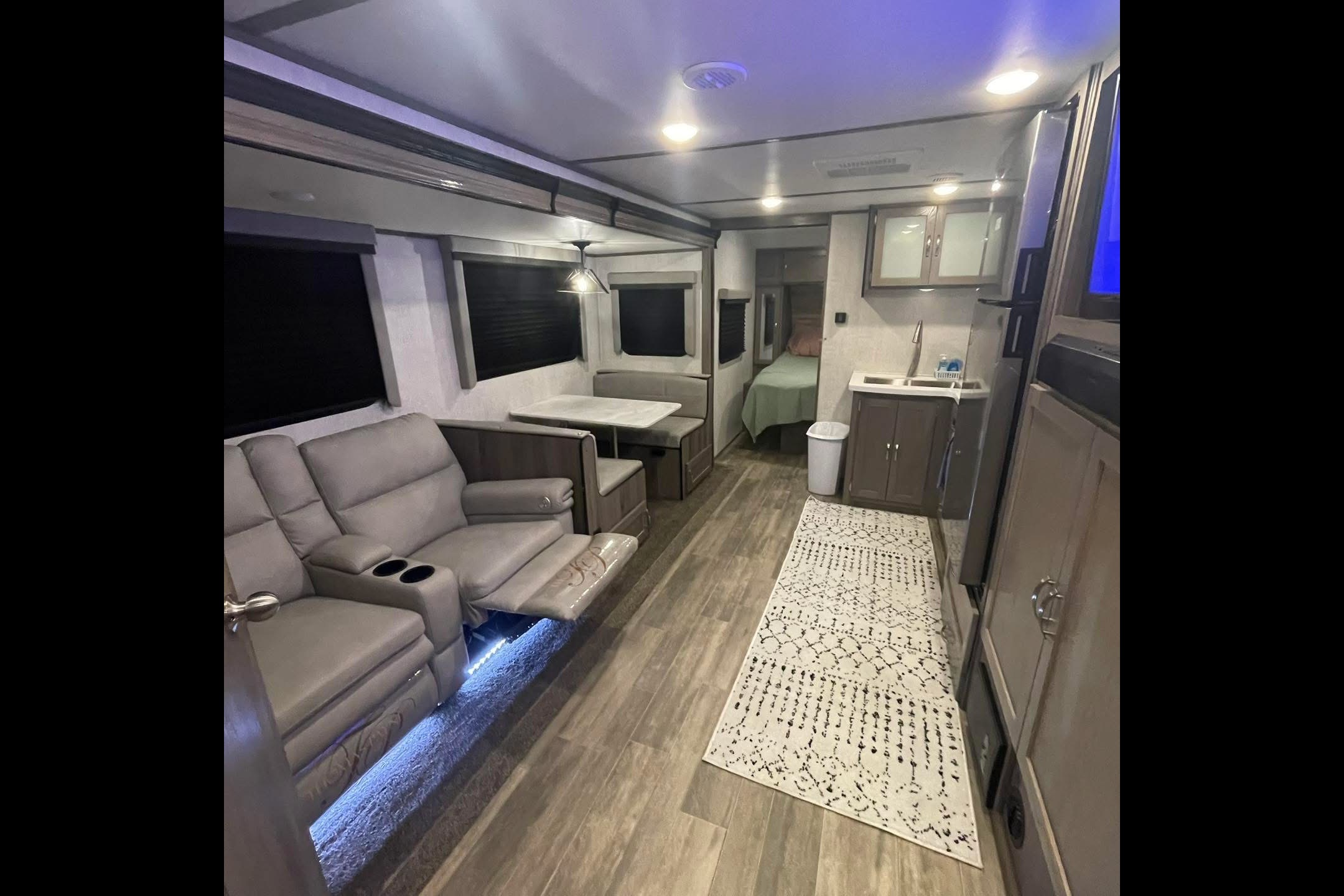 King Bed! Sleeps 8! Delivery & Setup! Luxury Setup!