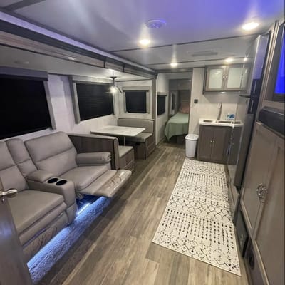 King Bed! Sleeps 8! Delivery & Setup! Luxury Setup!