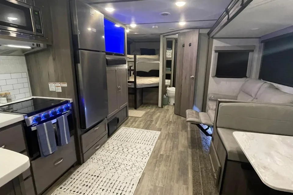 King Bed! Sleeps 8! Delivery & Setup! Luxury Setup!