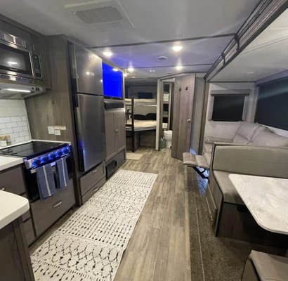 King Bed! Sleeps 8! Delivery & Setup! Luxury Setup!