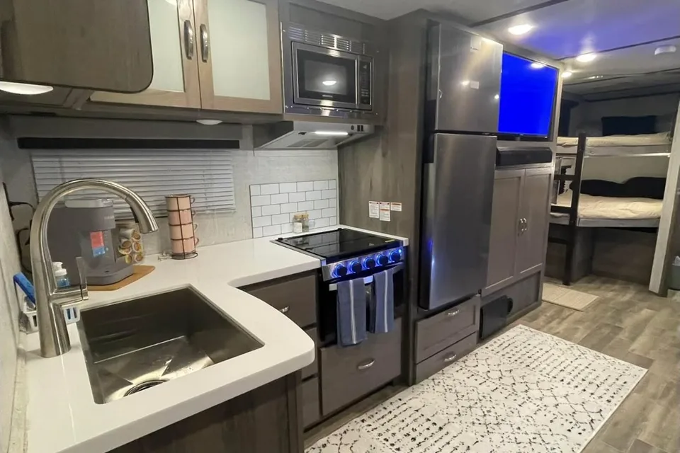 King Bed! Sleeps 8! Delivery & Setup! Luxury Setup!