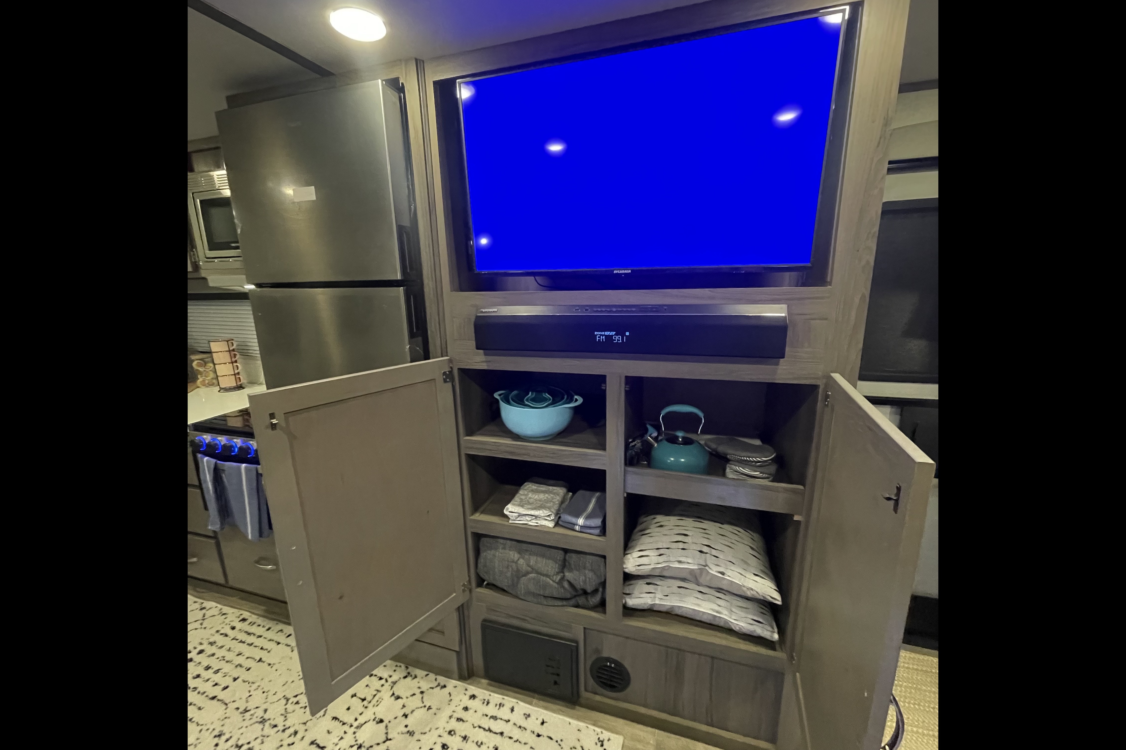 King Bed! Sleeps 8! Delivery & Setup! Luxury Setup!