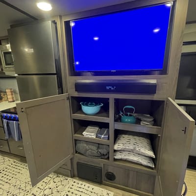 King Bed! Sleeps 8! Delivery & Setup! Luxury Setup!