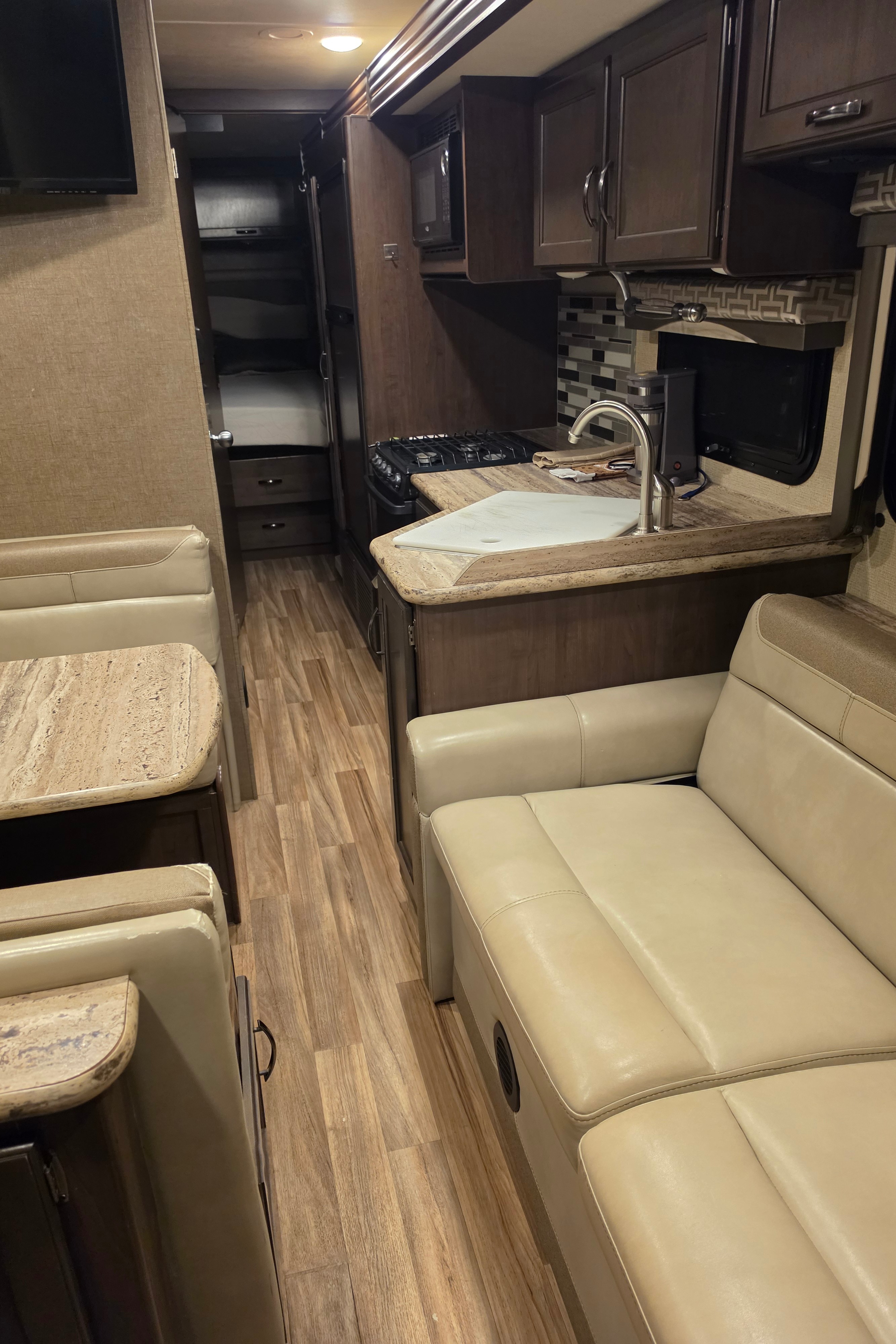 Spacious 32’ Class A – Sleeps 6, Fully Stocked