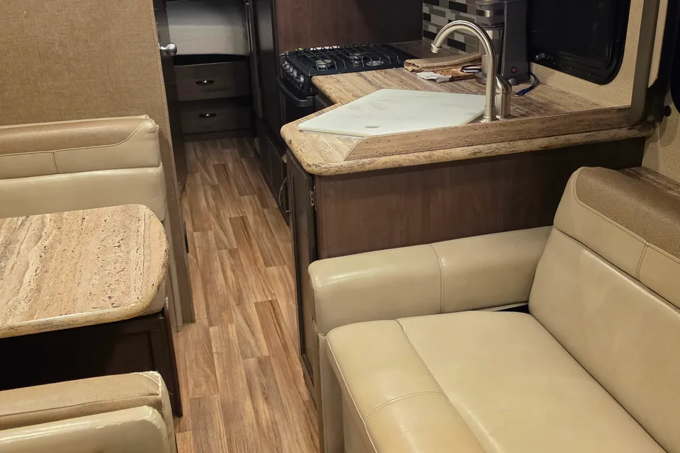 Spacious 32’ Class A – Sleeps 6, Fully Stocked