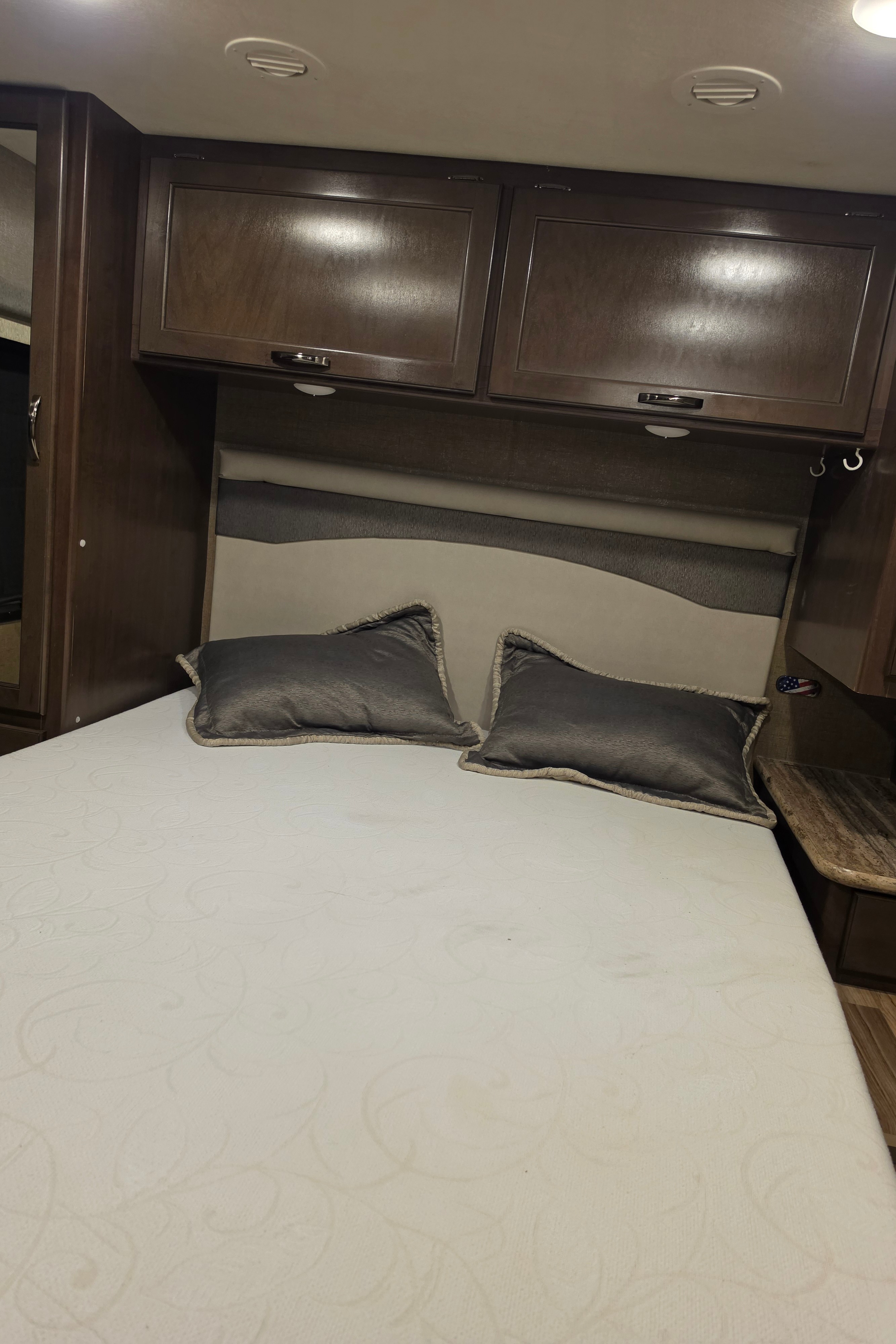 Spacious 32’ Class A – Sleeps 6, Fully Stocked