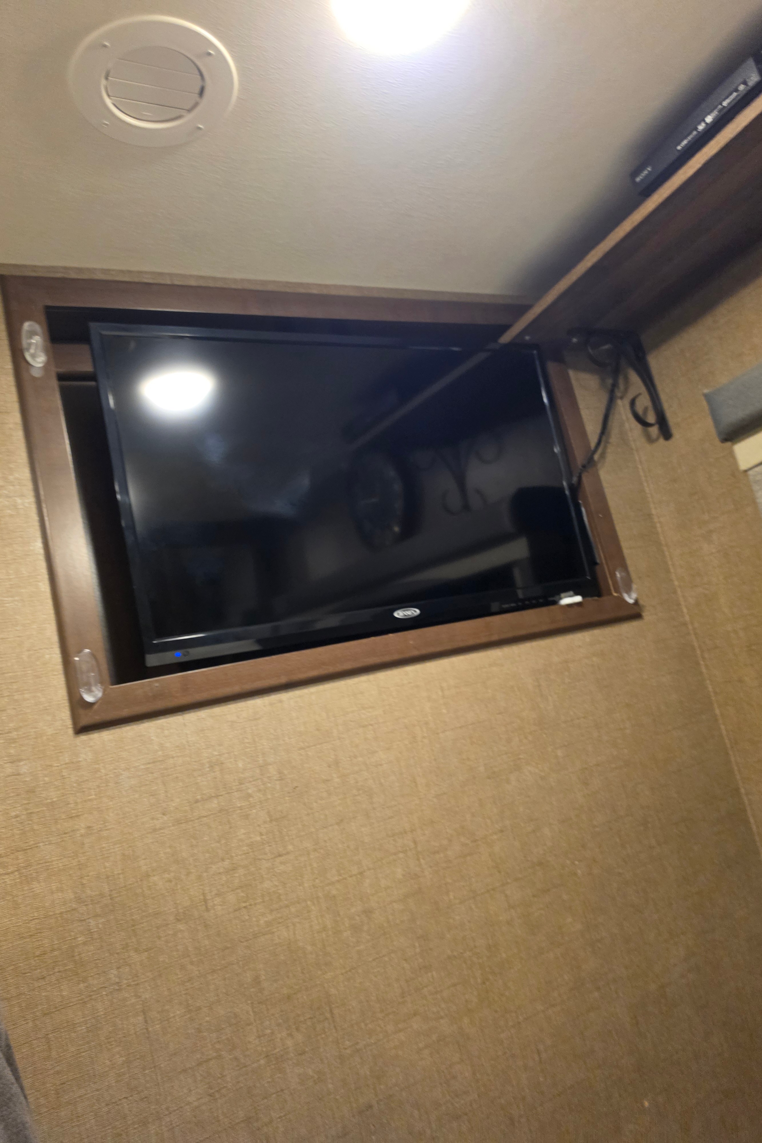 Spacious 32’ Class A – Sleeps 6, Fully Stocked