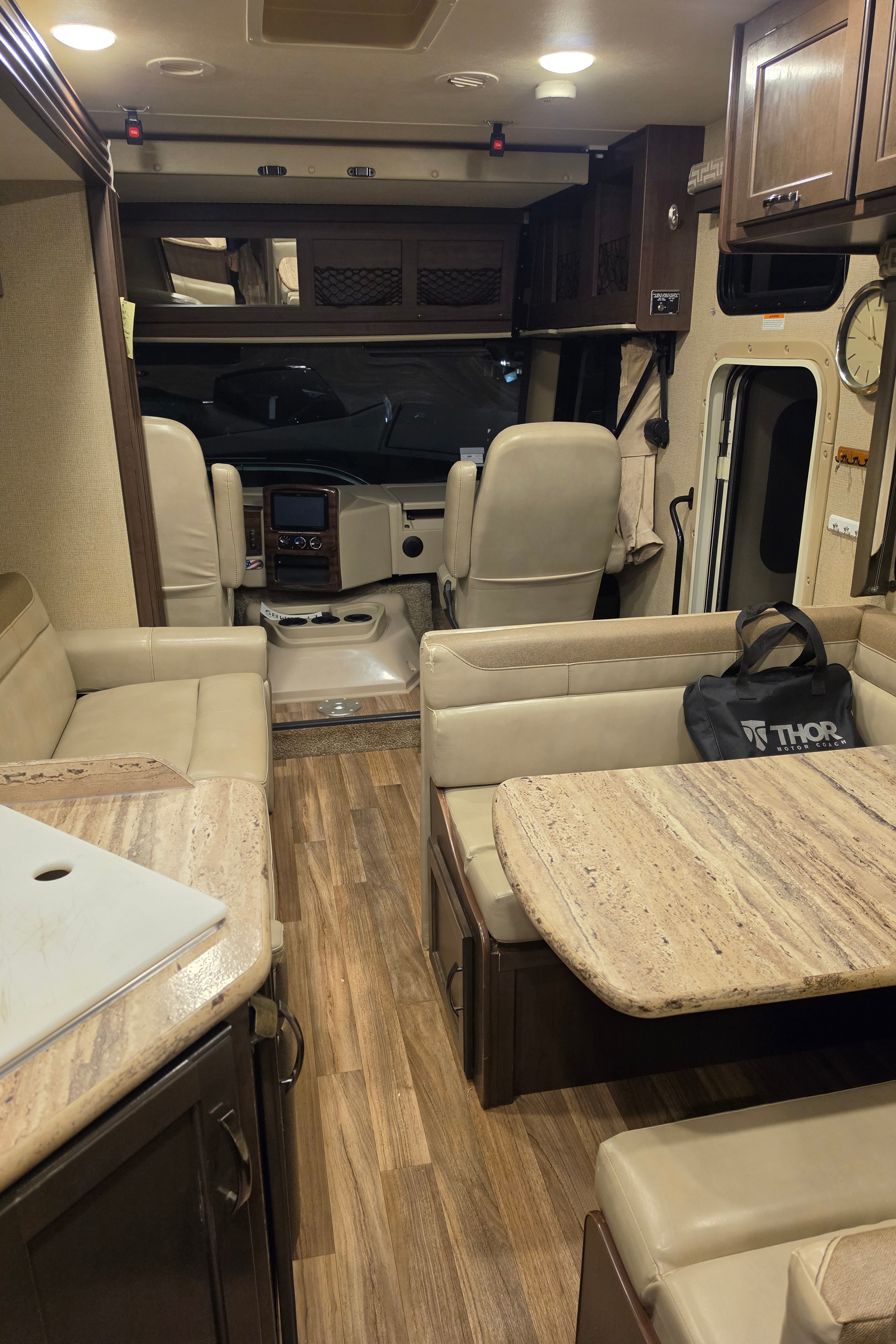 Spacious 32’ Class A – Sleeps 6, Fully Stocked