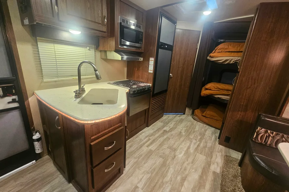 Christian's Dutchman Aerolite 242bhsl Travel Trailer