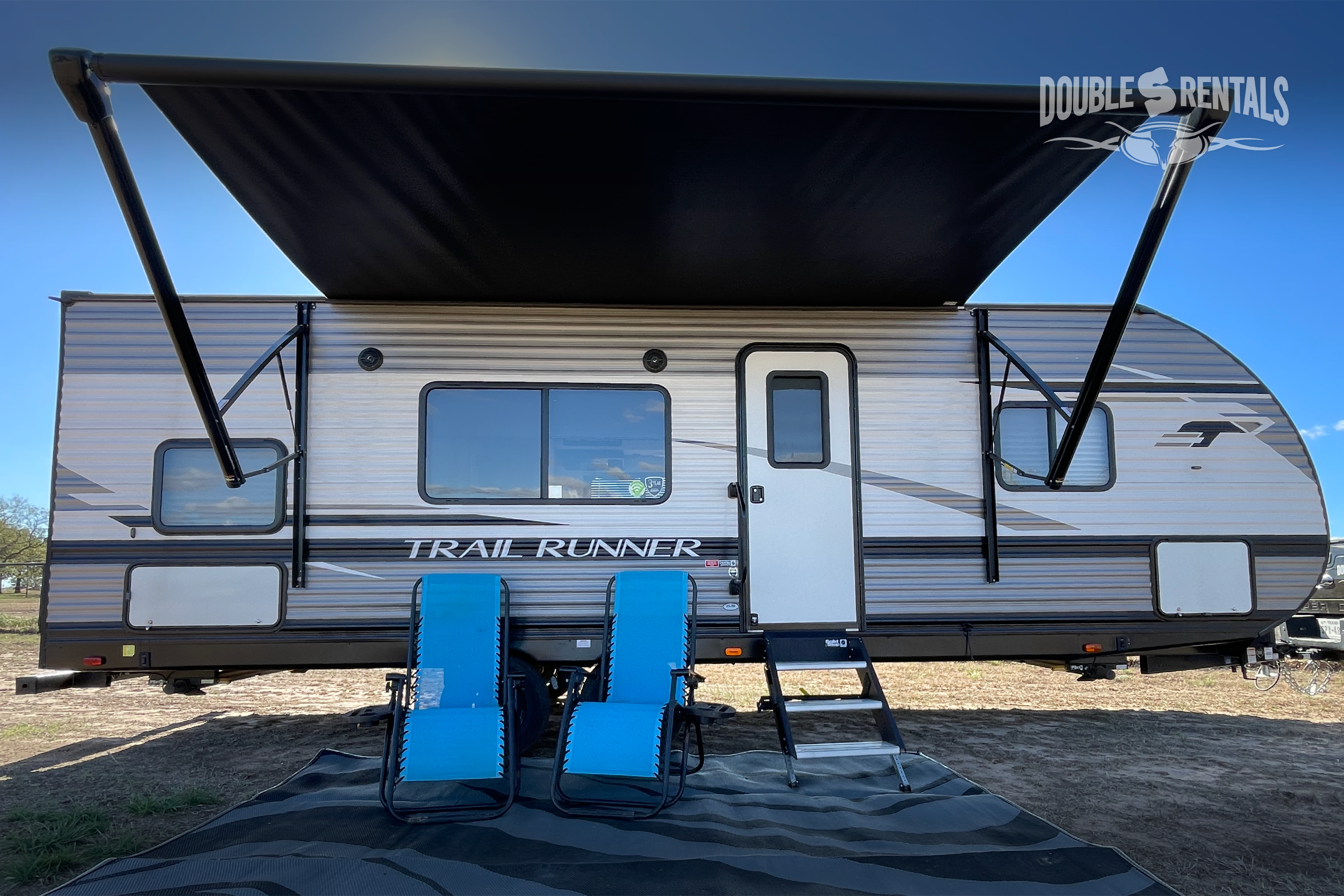 TRAIL RUNNER Bunkhouse w/ Queen Bed, Fold-Out Sofa & Dinette