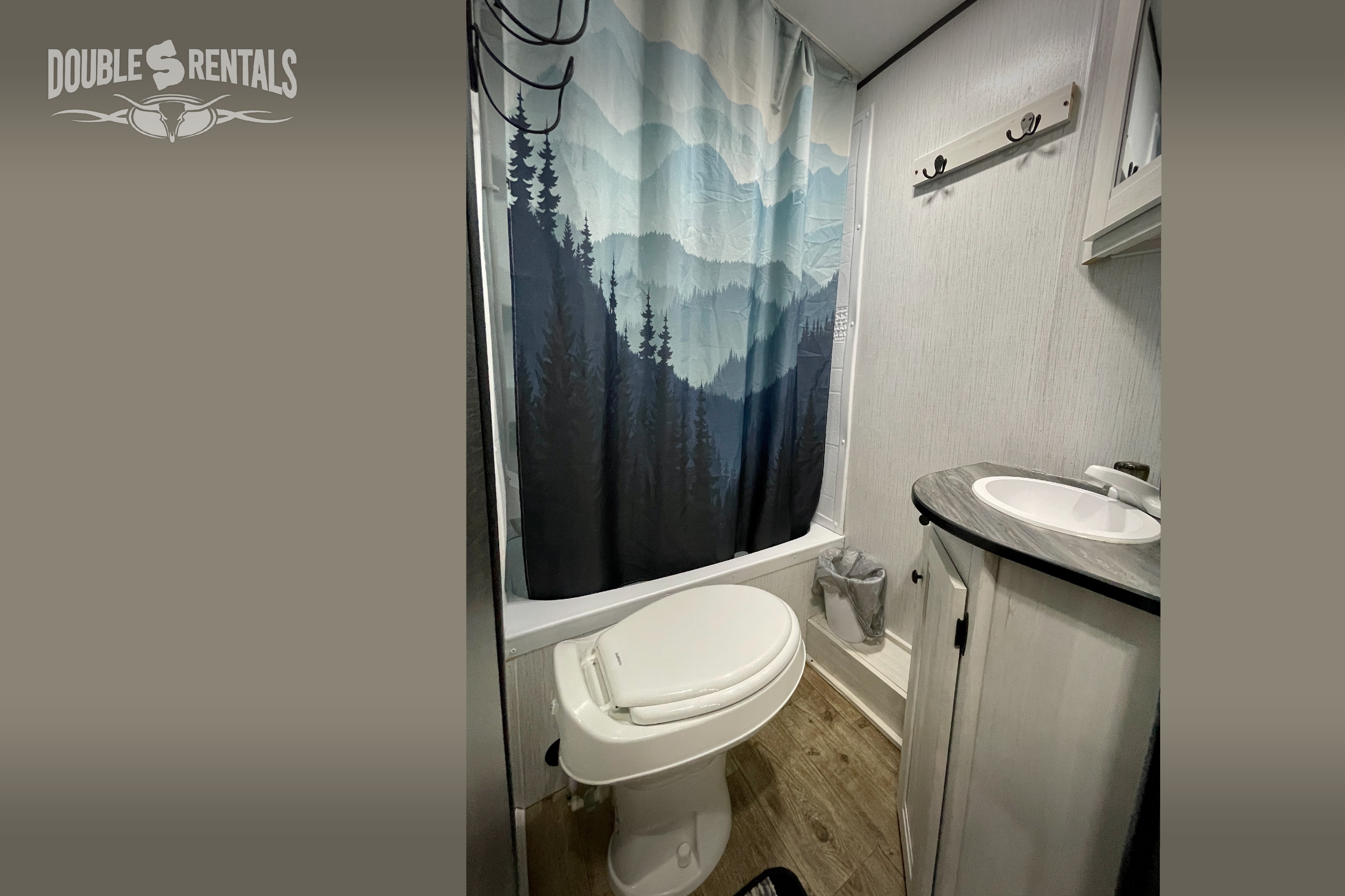 TRAIL RUNNER Bunkhouse w/ Queen Bed, Fold-Out Sofa & Dinette