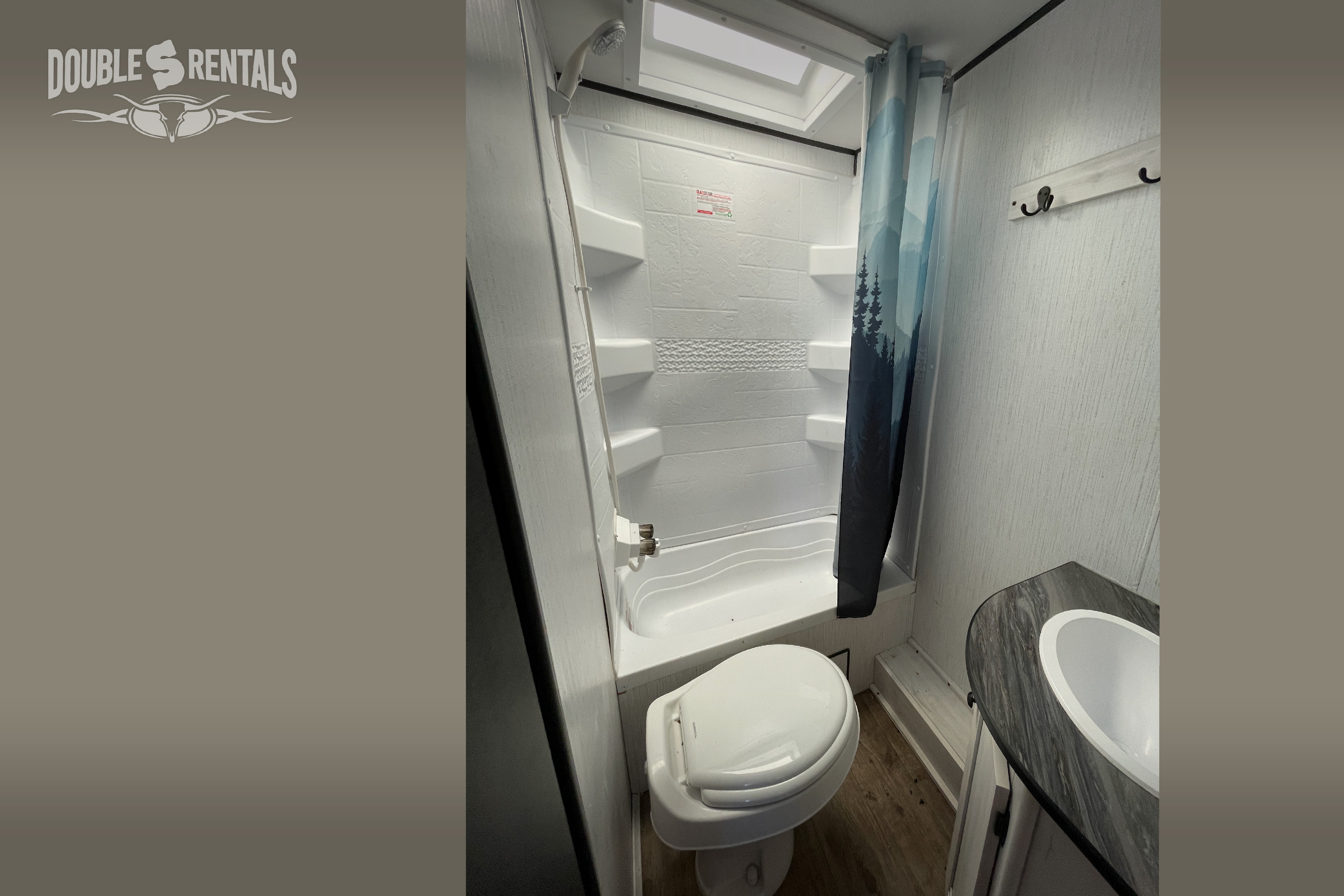 TRAIL RUNNER Bunkhouse w/ Queen Bed, Fold-Out Sofa & Dinette