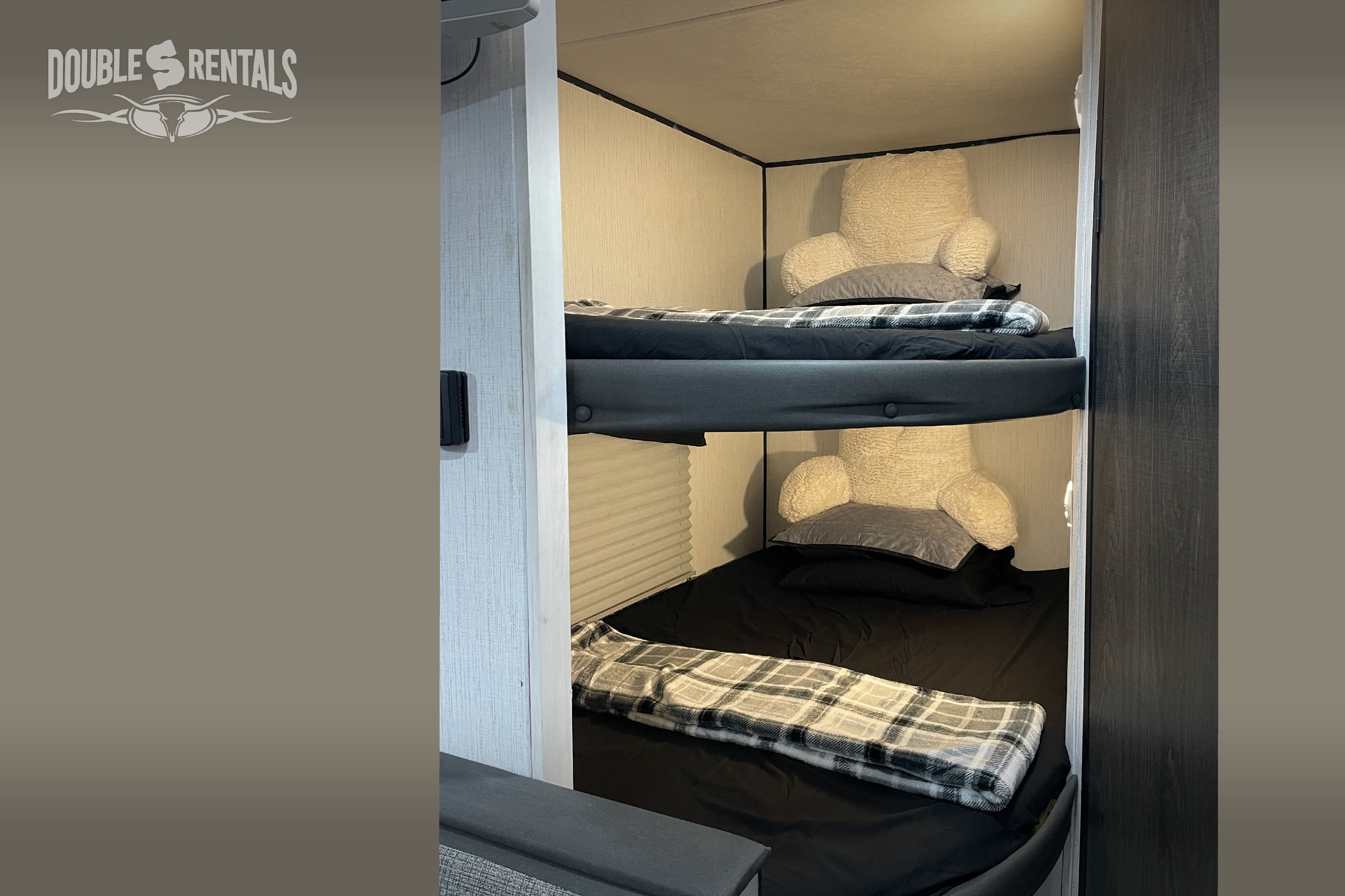 TRAIL RUNNER Bunkhouse w/ Queen Bed, Fold-Out Sofa & Dinette