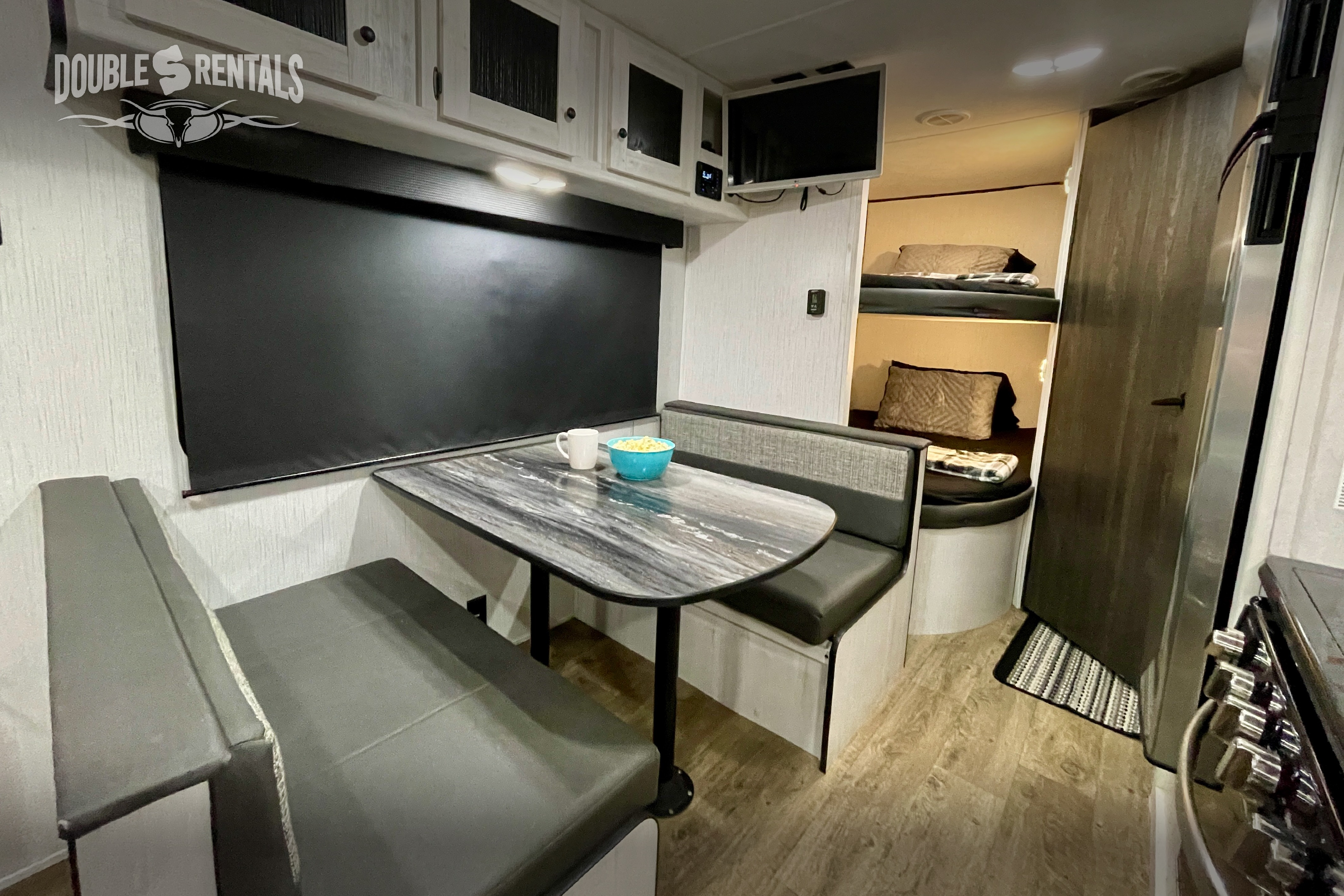 TRAIL RUNNER Bunkhouse w/ Queen Bed, Fold-Out Sofa & Dinette