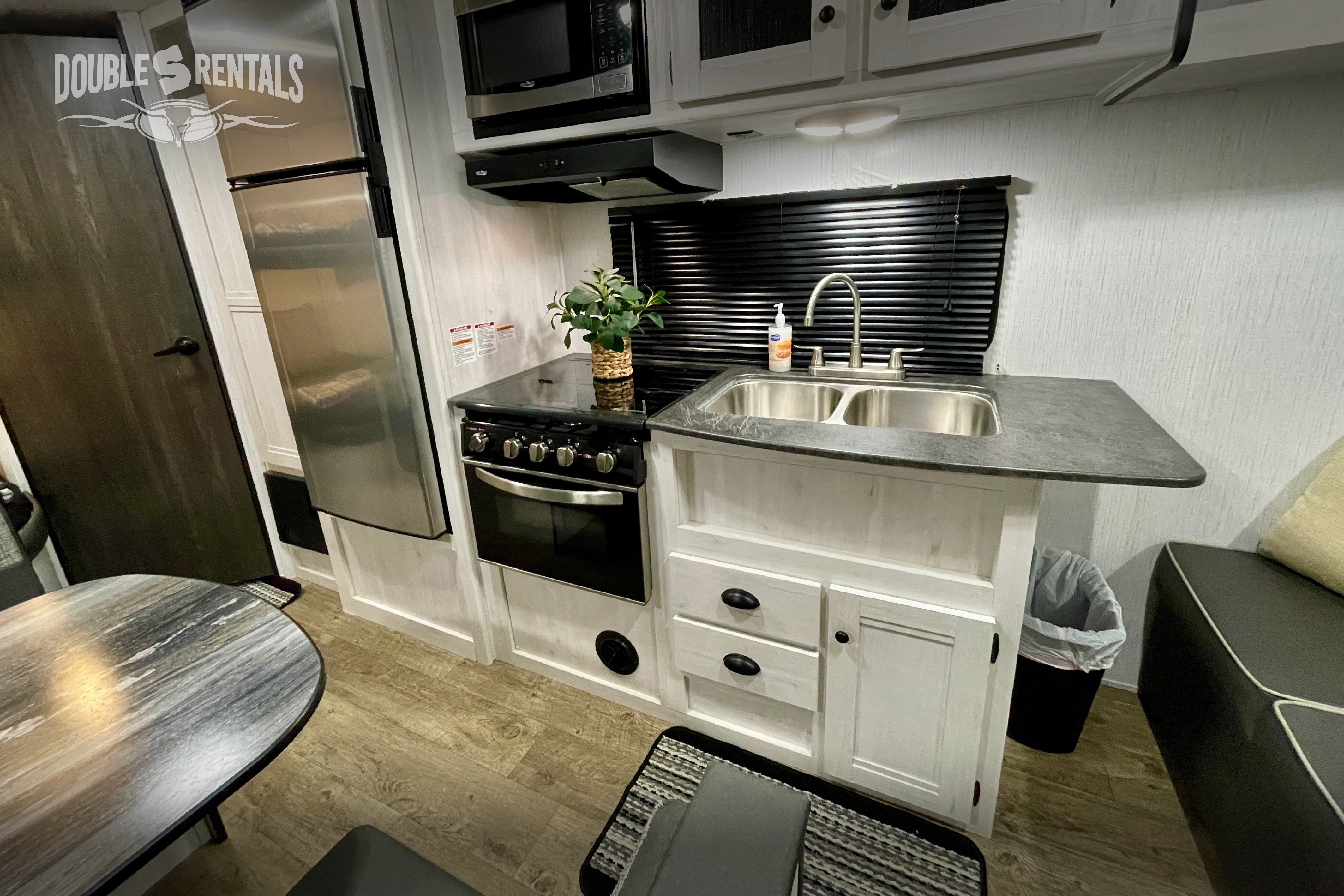 TRAIL RUNNER Bunkhouse w/ Queen Bed, Fold-Out Sofa & Dinette