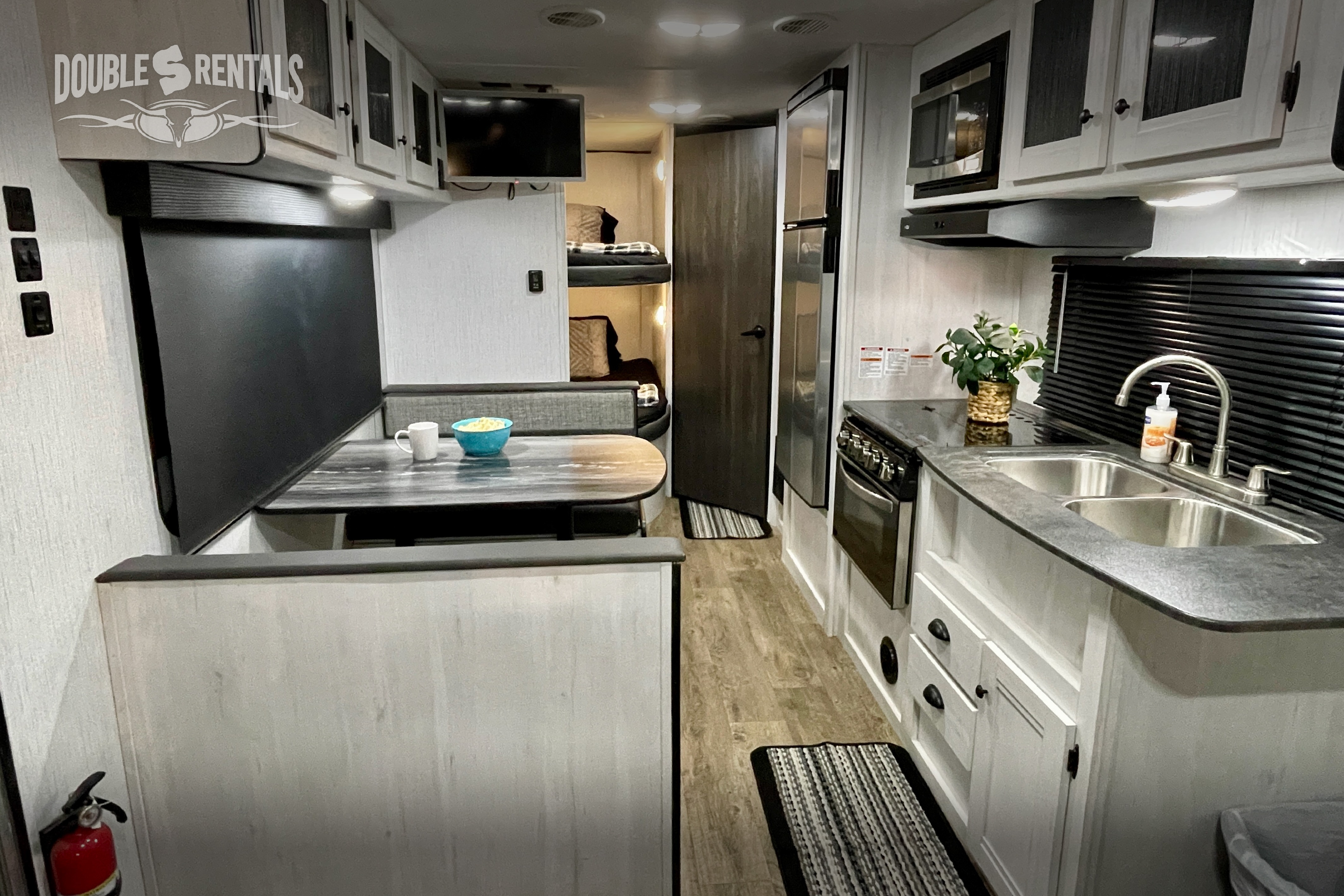 TRAIL RUNNER Bunkhouse w/ Queen Bed, Fold-Out Sofa & Dinette