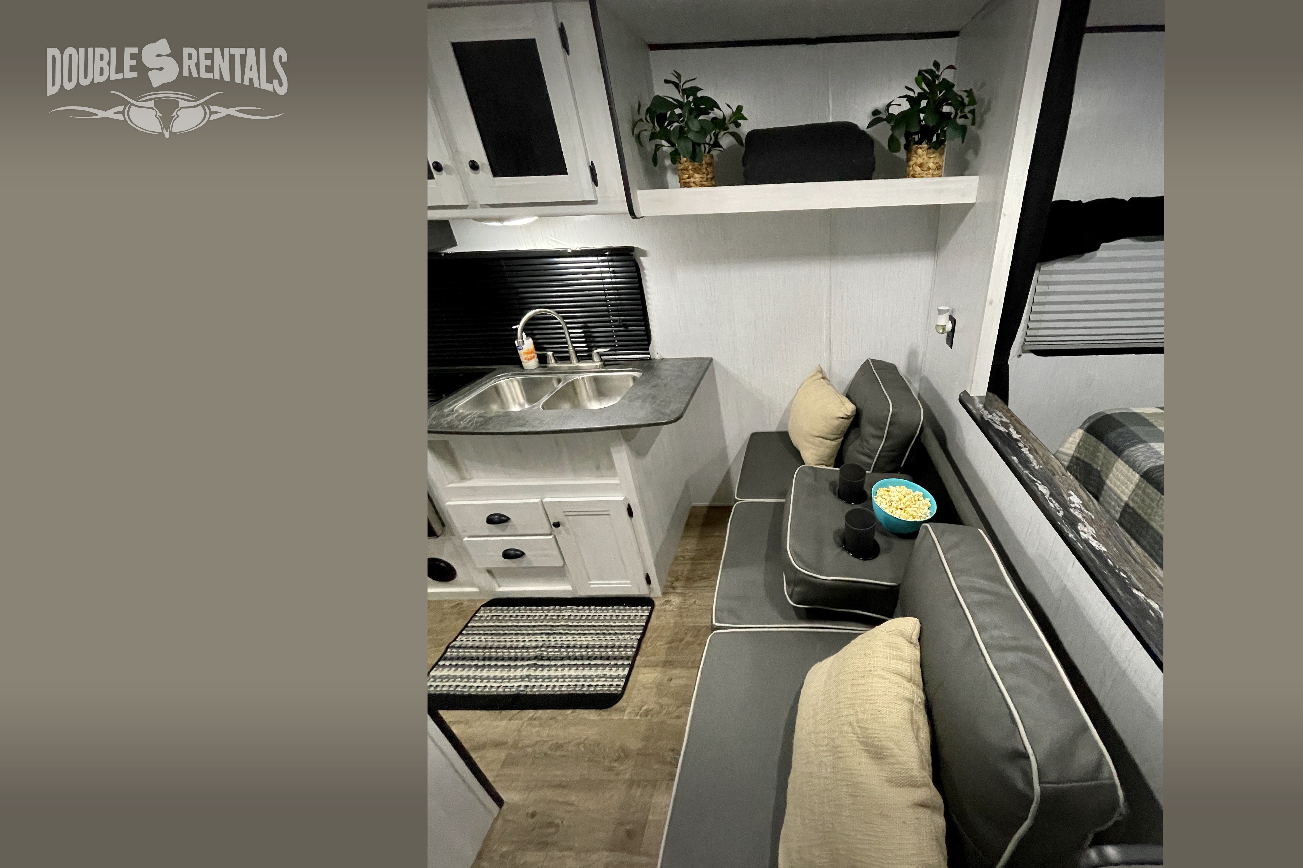 TRAIL RUNNER Bunkhouse w/ Queen Bed, Fold-Out Sofa & Dinette