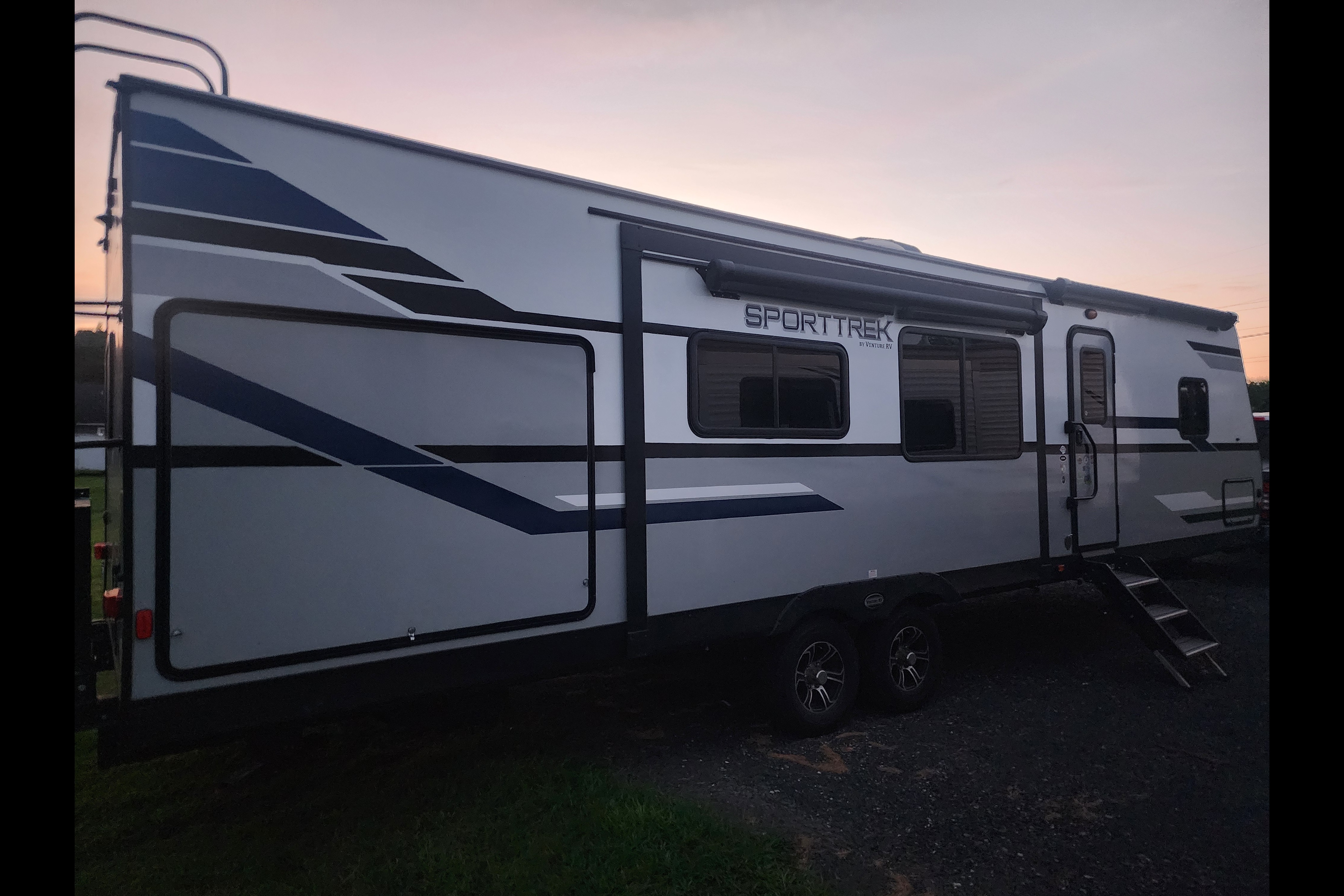 Ray Rays Travel Trailer with outdoor kitchen and bunk room