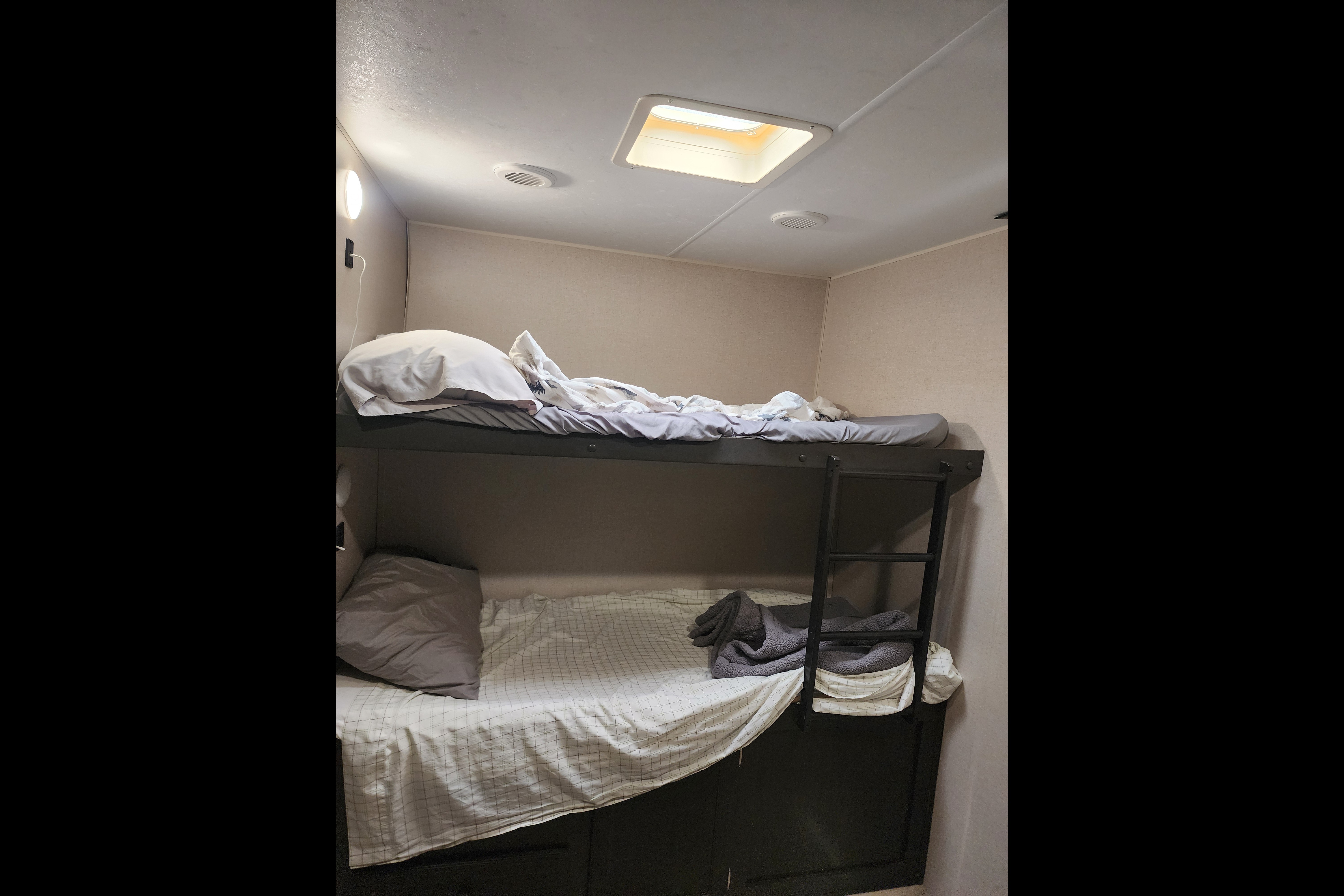 Ray Rays Travel Trailer with outdoor kitchen and bunk room