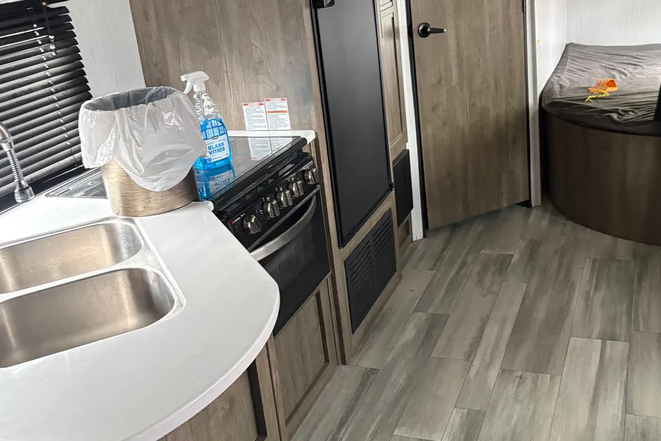 Vincenzo's Heartland Pioneer bh270 Travel Trailer