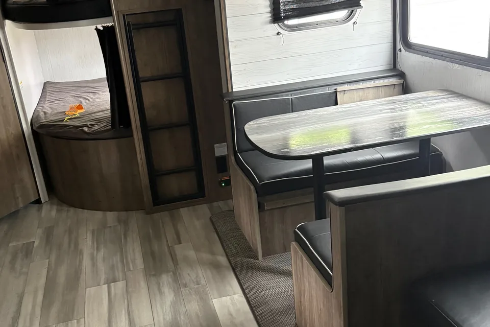 Vincenzo's Heartland Pioneer bh270 Travel Trailer