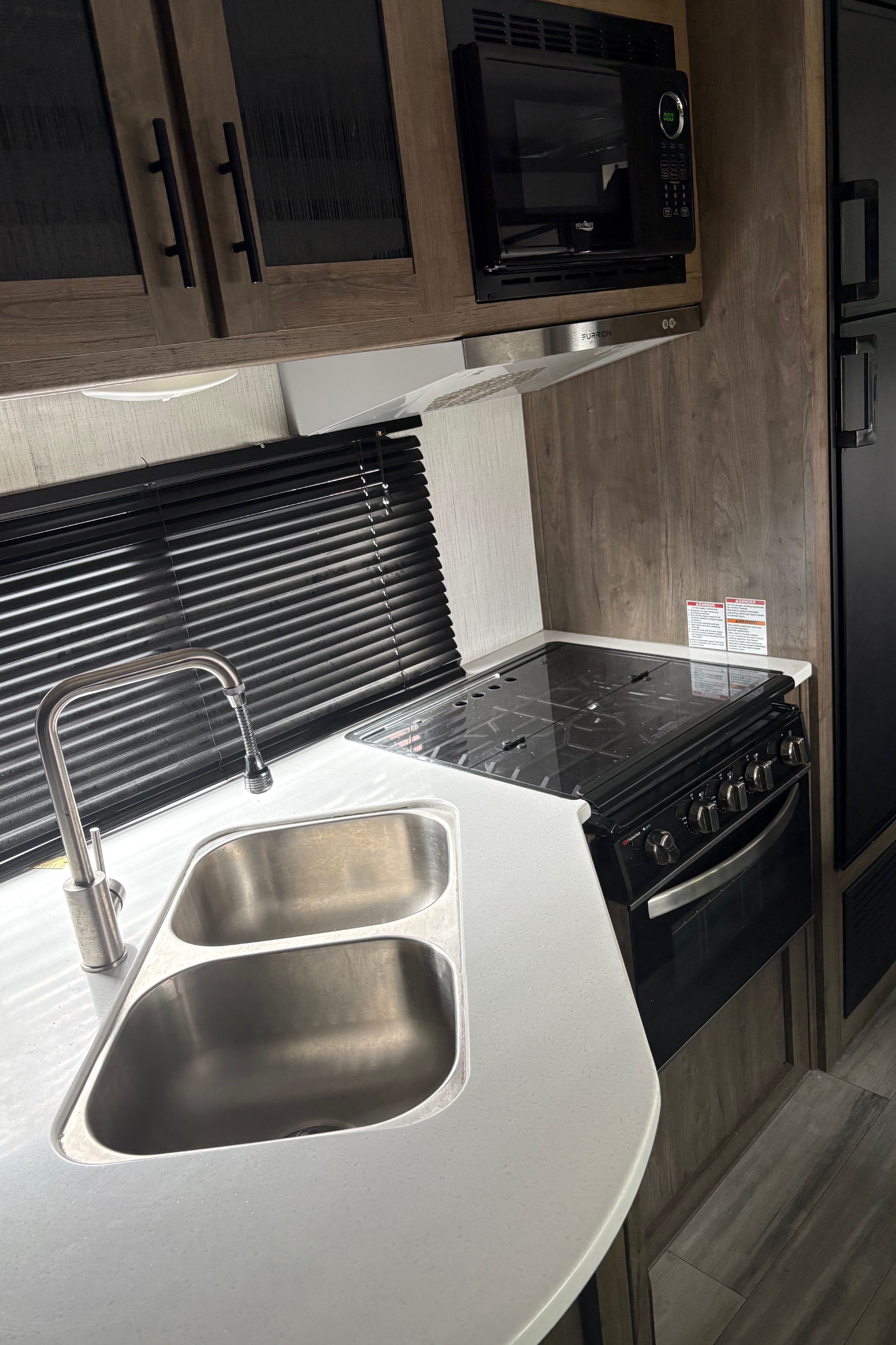 Vincenzo's Heartland Pioneer bh270 Travel Trailer