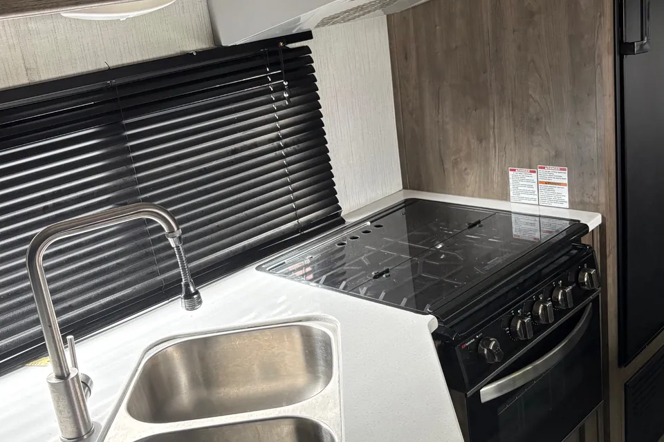 Vincenzo's Heartland Pioneer bh270 Travel Trailer
