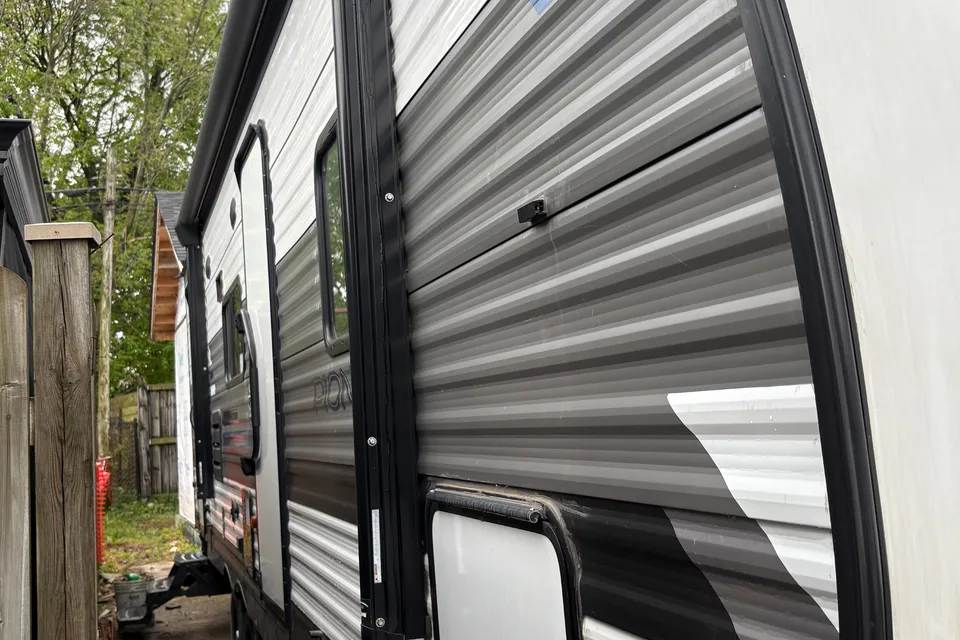 Vincenzo's Heartland Pioneer bh270 Travel Trailer
