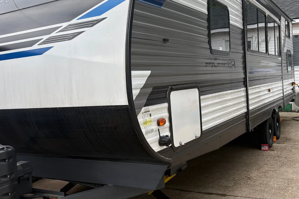 Vincenzo's Heartland Pioneer bh270 Travel Trailer