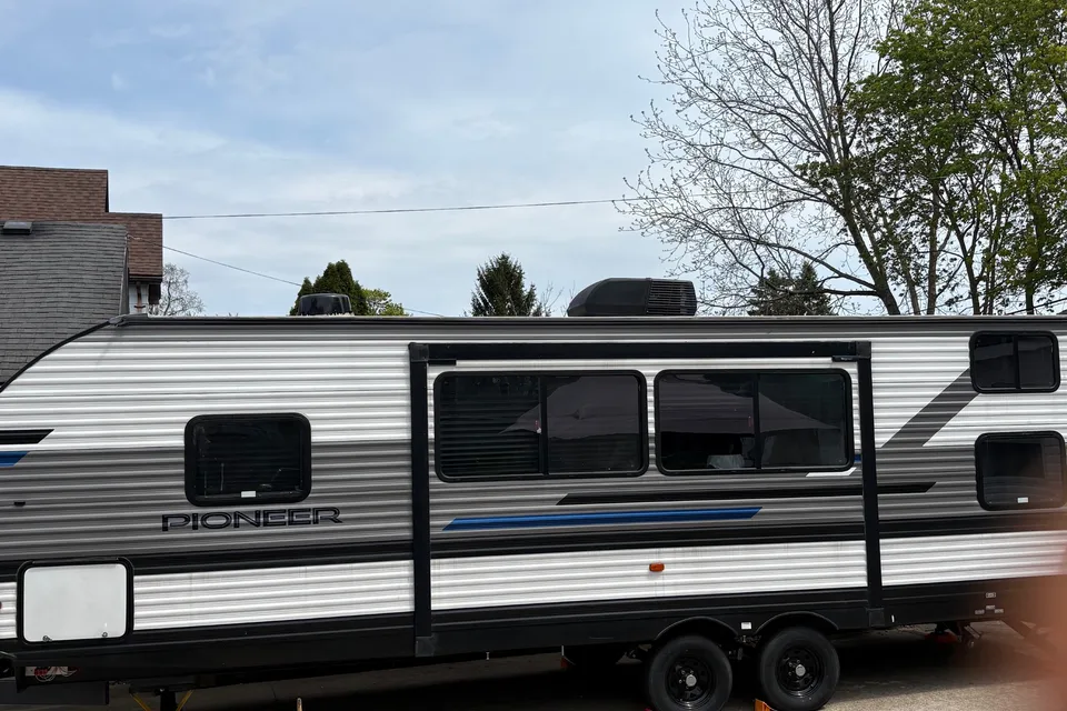 Vincenzo's Heartland Pioneer bh270 Travel Trailer