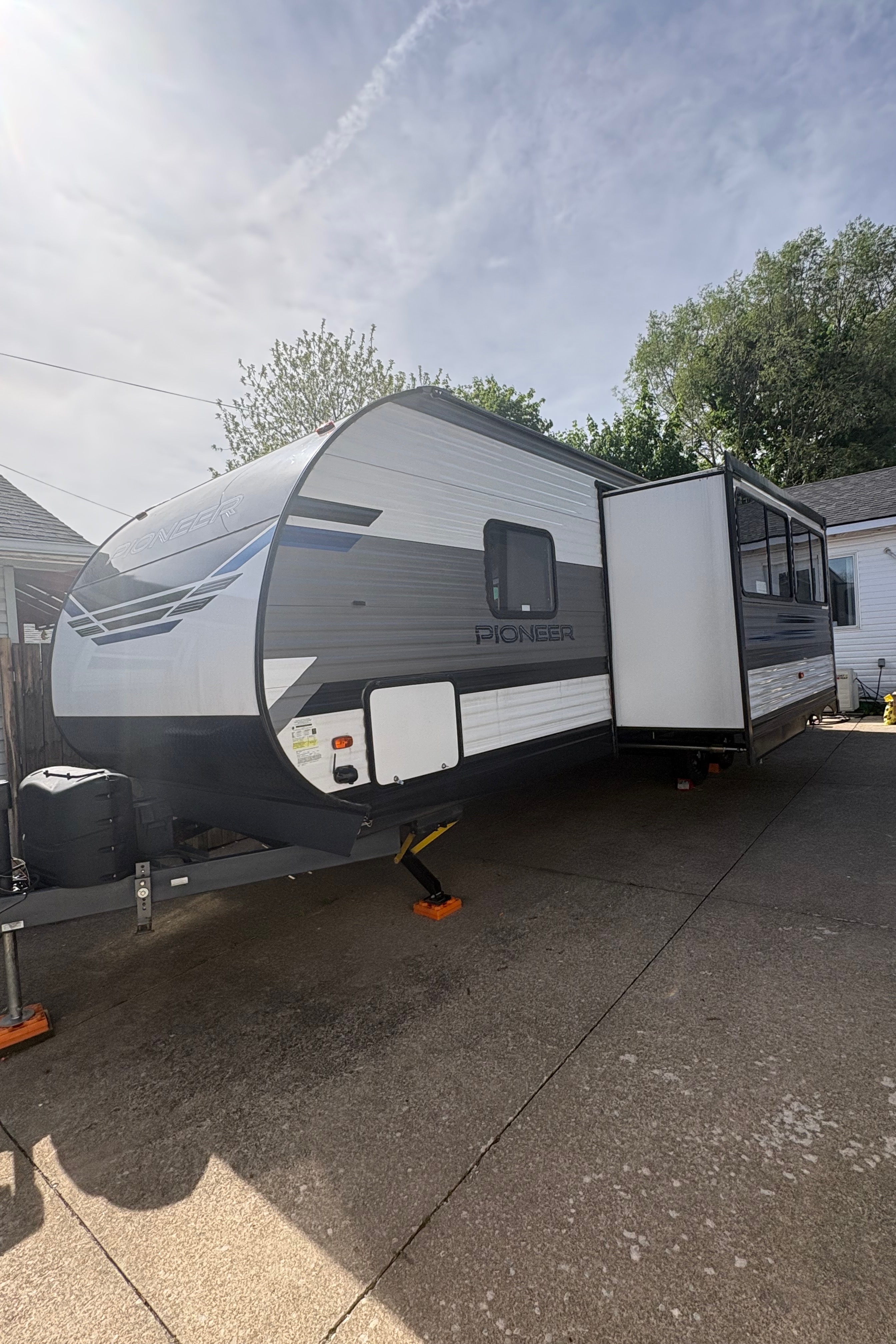 Vincenzo's Heartland Pioneer bh270 Travel Trailer