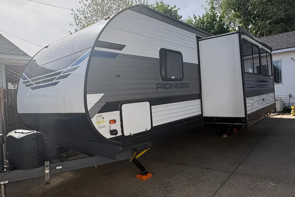 Vincenzo's Heartland Pioneer bh270 Travel Trailer