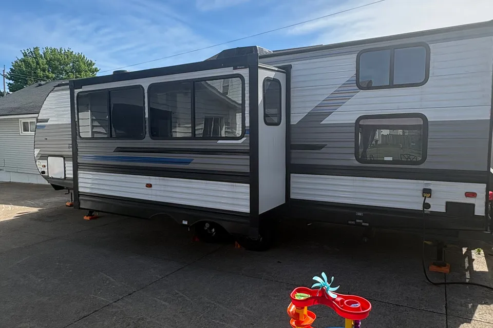 Vincenzo's Heartland Pioneer bh270 Travel Trailer