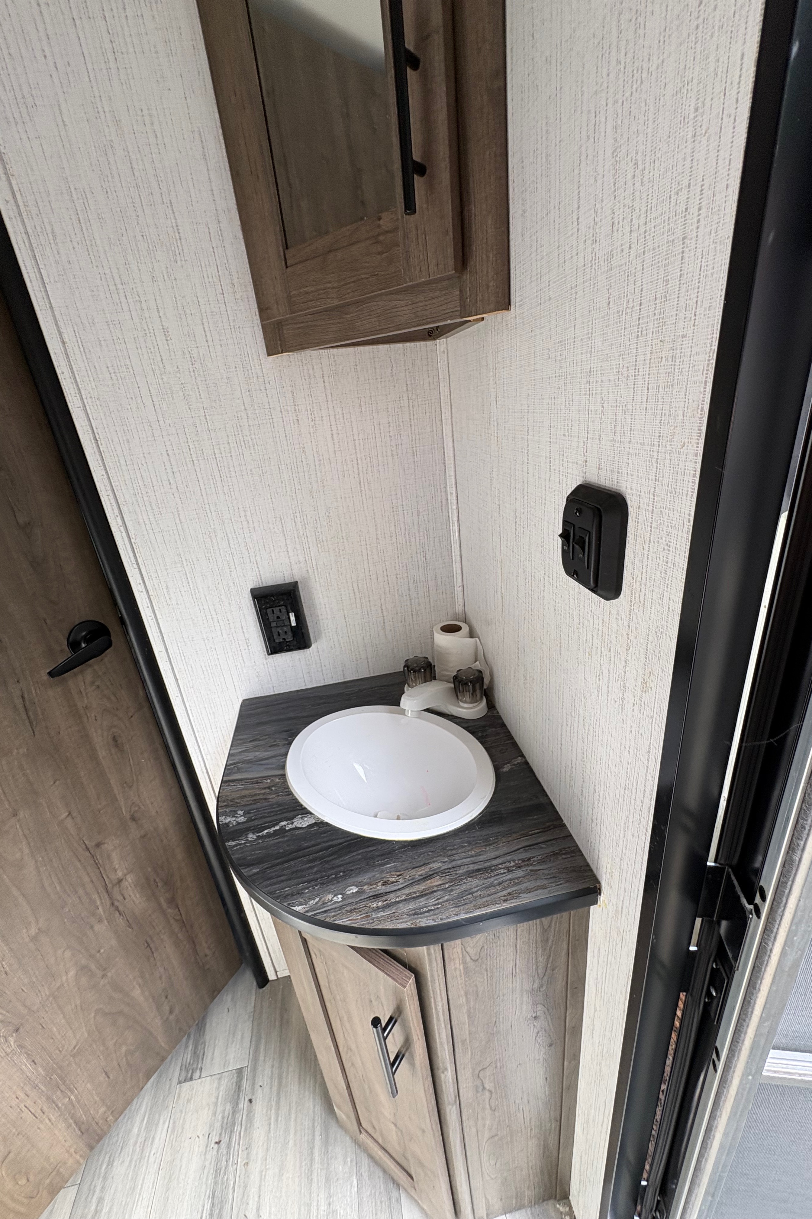 Vincenzo's Heartland Pioneer bh270 Travel Trailer