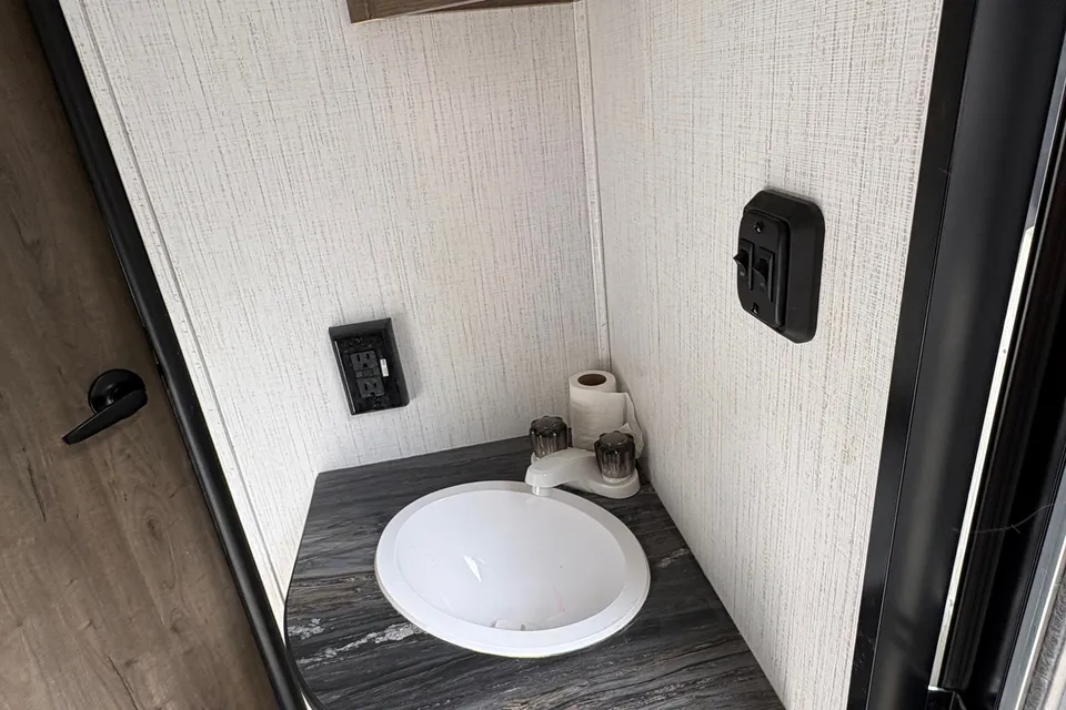 Vincenzo's Heartland Pioneer bh270 Travel Trailer