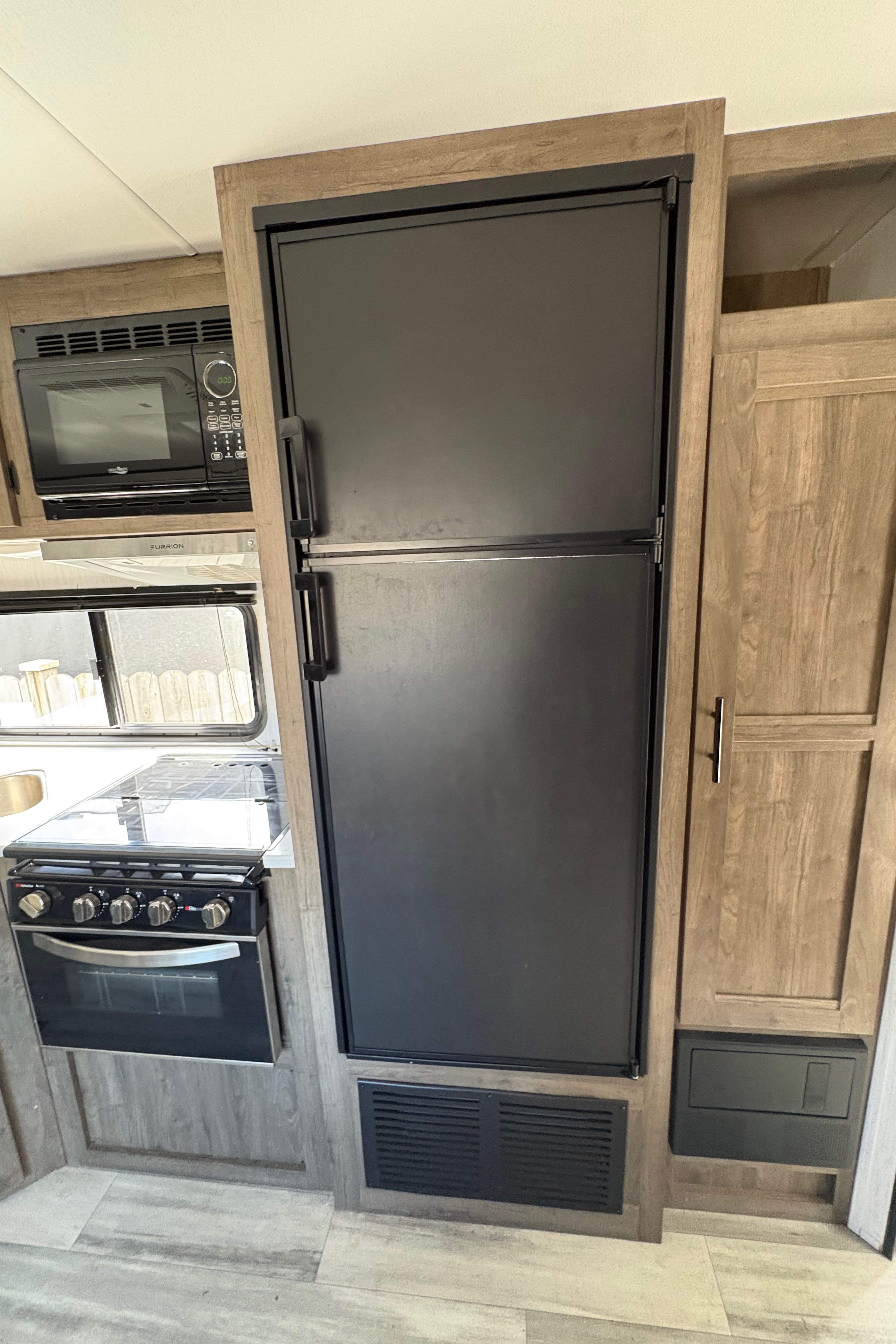 Vincenzo's Heartland Pioneer bh270 Travel Trailer