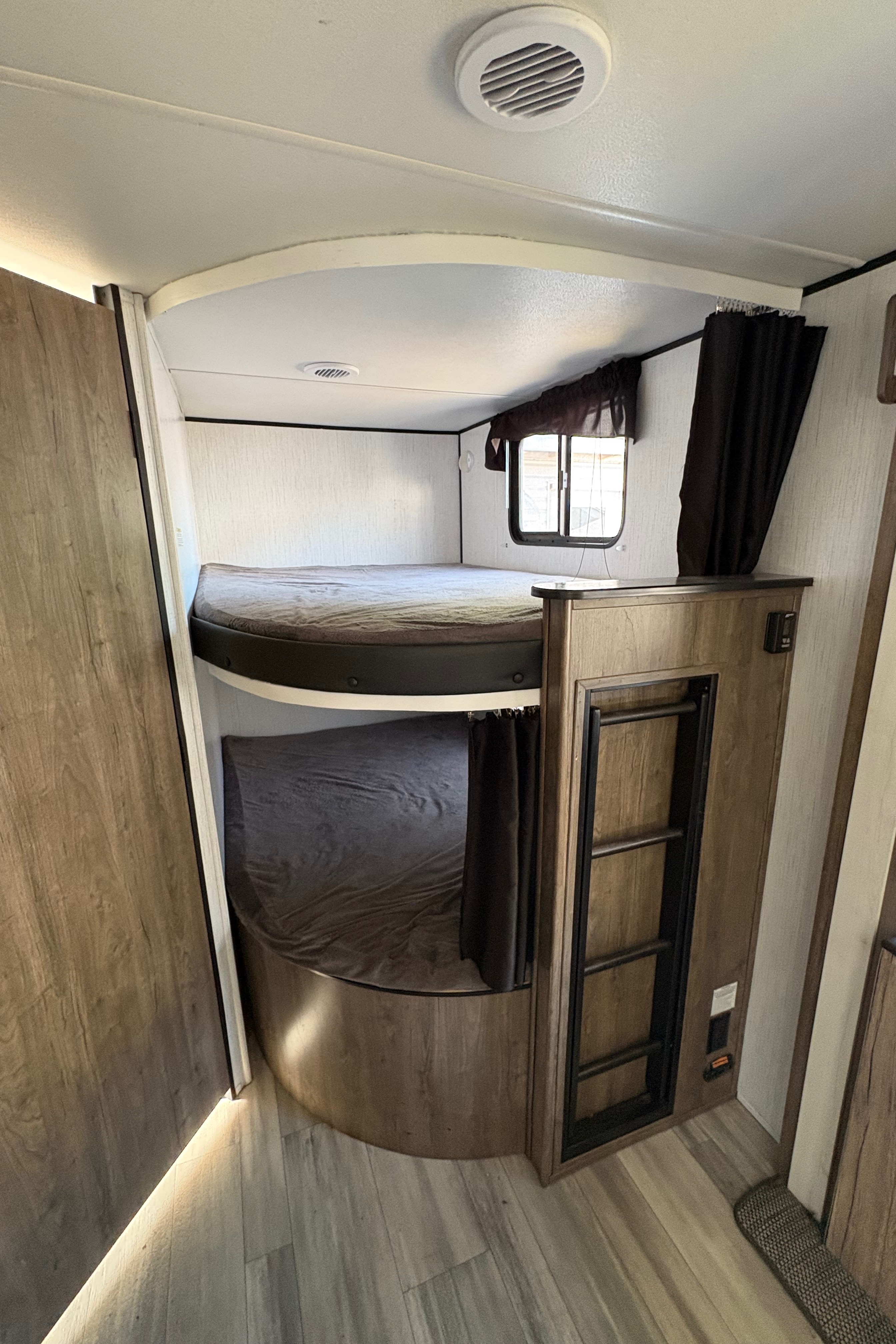 Vincenzo's Heartland Pioneer bh270 Travel Trailer
