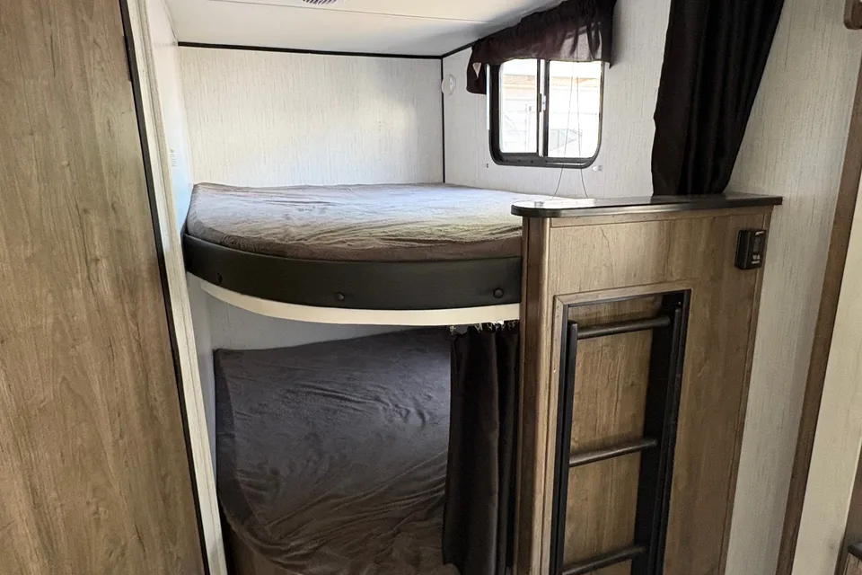 Vincenzo's Heartland Pioneer bh270 Travel Trailer