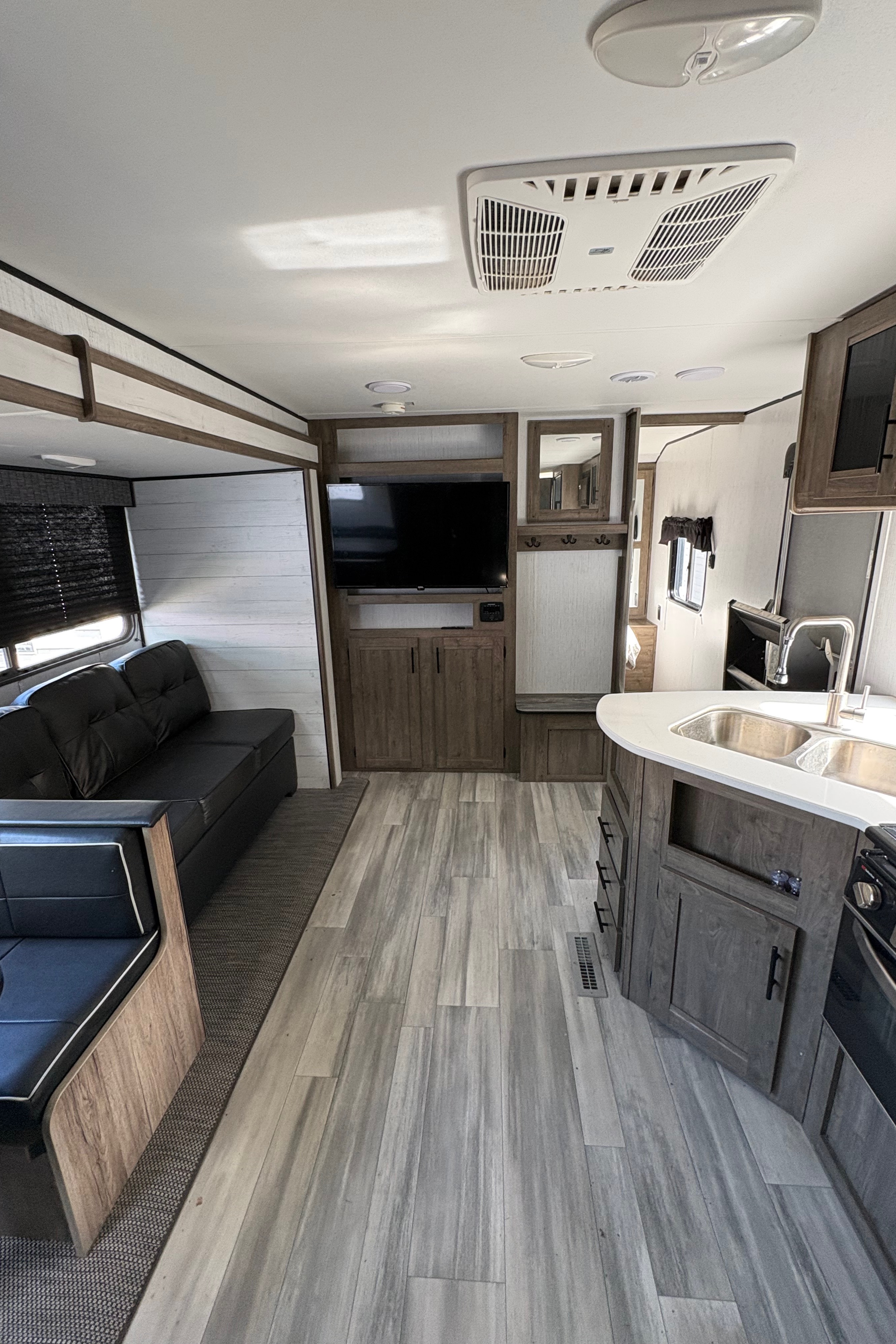 Vincenzo's Heartland Pioneer bh270 Travel Trailer